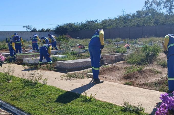 Secretaria de Serviços Públicos faz limpeza de vias e cemitérios para visitação na Semana Santa