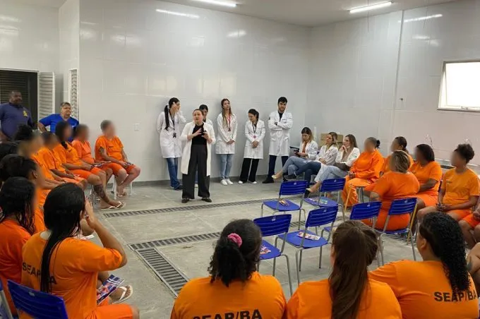 Secretaria de Saúde realiza ação sobre ISTs e cuidado com a saúde da mulher com apenadas do Presídio Nilton Gonçalves