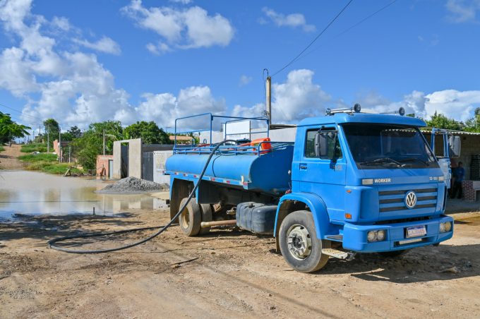 Seinfra segue com bombeamento no Vila Elisa para retirar água acumulada nas ruas após fortes chuvas