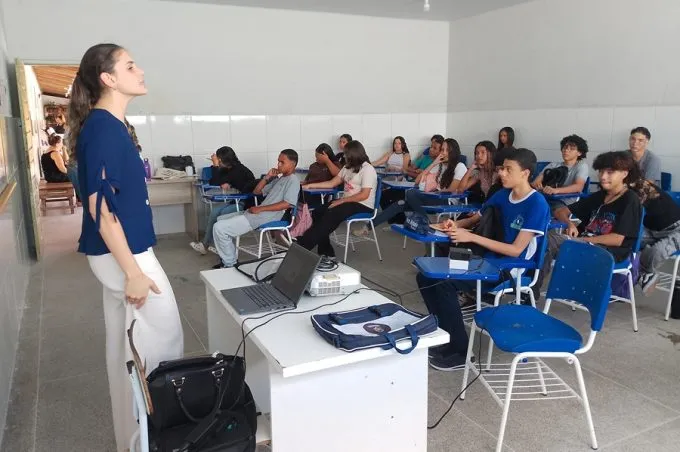 Sicoob orienta alunos de escolas da Rede Municipal de Ensino sobre educação financeira
