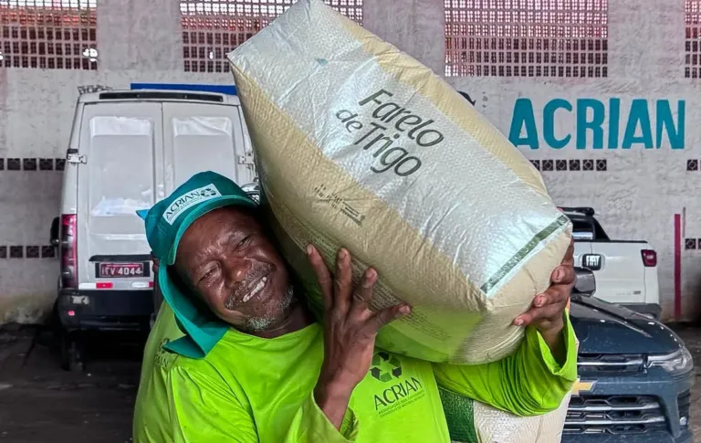 Catadores recebem apoio da Prefeitura com suplemento para alimentação dos equinos