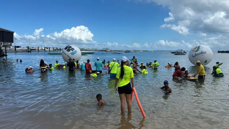 Projeto leva pessoas com deficiência de Alagoinhas para banho de mar assistido