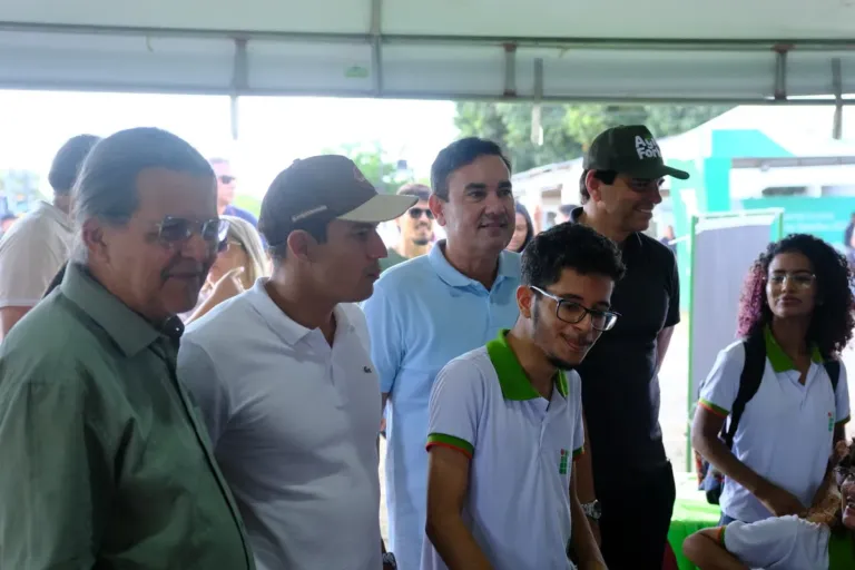 Gustavo Carmo recebe comitiva de autoridades durante a Sealba Alagoinhas
