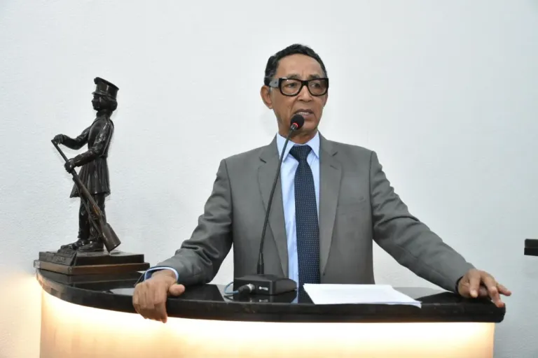 Falta de pavimentação causa transtornos em avenida do bairro Papagaio