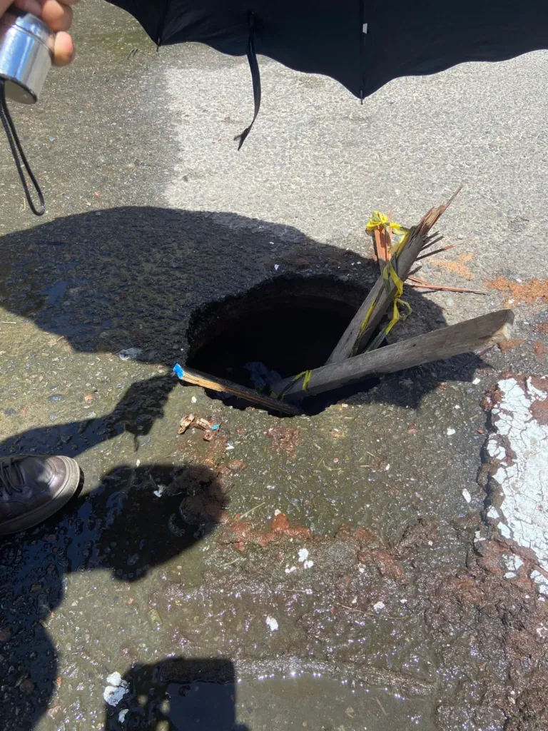 Recuperação de campo de futebol e recapeamento de buraco no B13, bairro Conceição