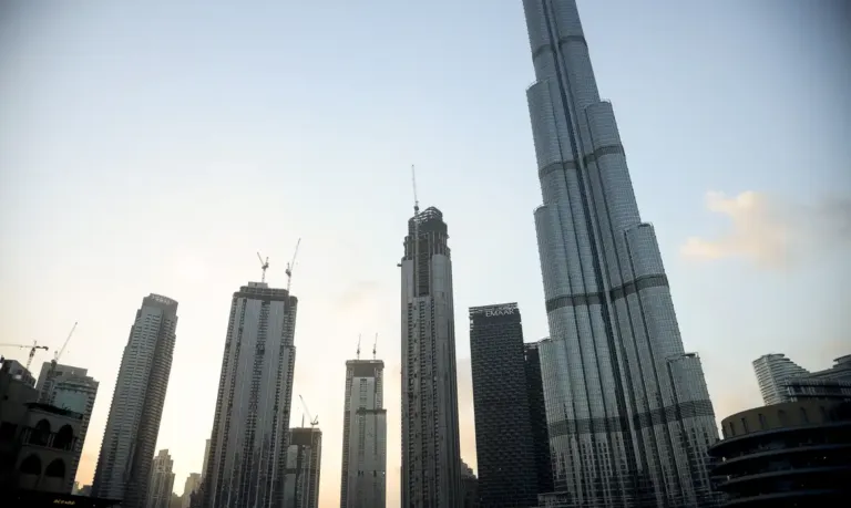 Emirados Árabes Unidos fecham temporariamente todo o seu espaço aéreo