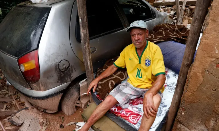 Morador de Juiz de Fora vive entre escombros de casa atingida por lama