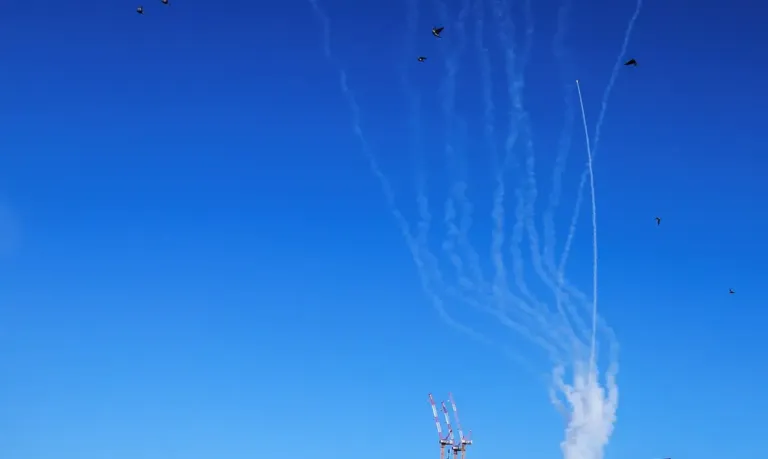 Militares do Irã negam conversas e dizem que Trump está negociando com ele mesmo