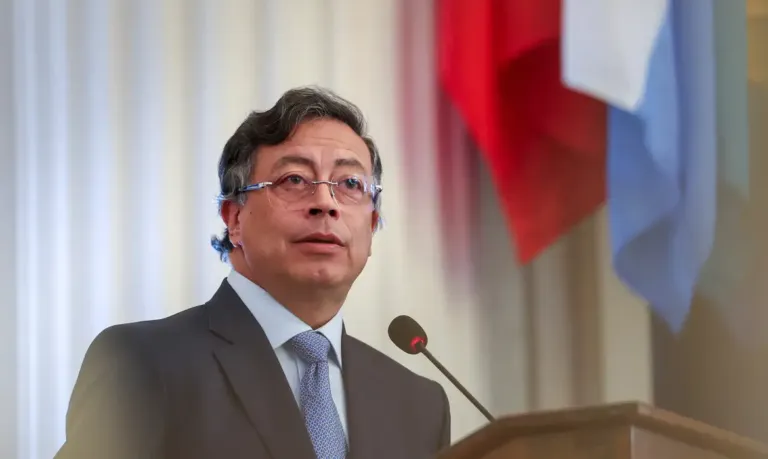 Petro diz que bombas na fronteira com Equador deixaram 27 mortos