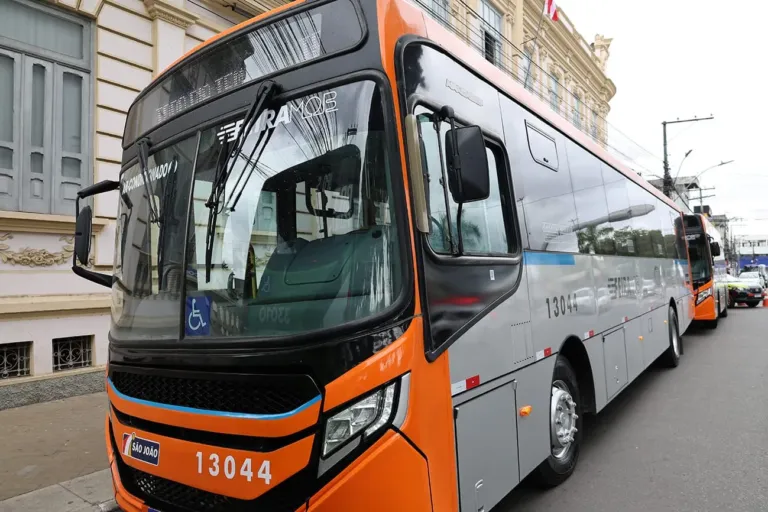 Lei que proíbe saída de ônibus da garagem sem cobrador está sendo descumprida em Feira