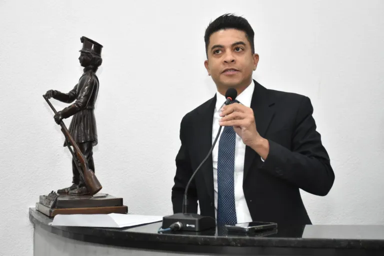 Com licitação paralisada, faltam materiais de limpeza em escolas municipais