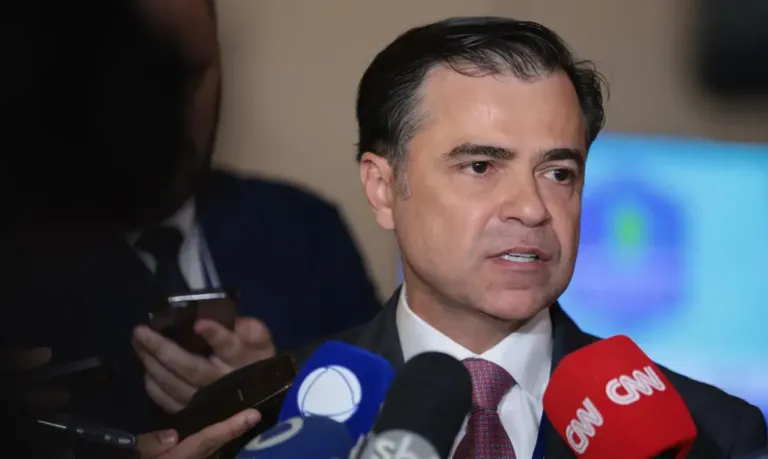 Diretor da Aneel critica Enel por tentar suspender processo