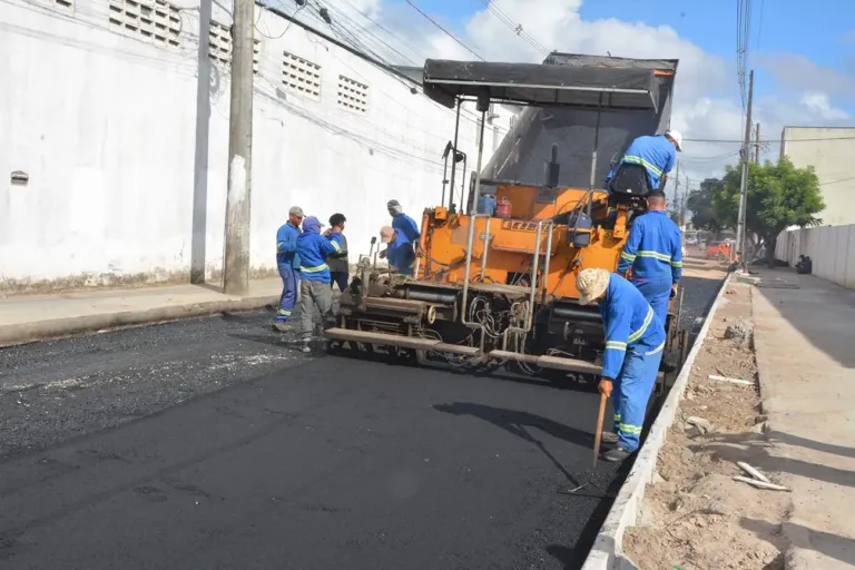 Obra de asfaltamento iniciada em rua do Tomba melhora mobilidade do trânsito