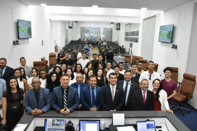 Estudantes do curso de Direito da UNEF conhecem o funcionamento do Legislativo