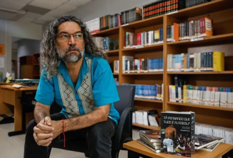 Jornalista e escritor Franciel Cruz lança em Feira de Santana “Tá pensando que tudo é futebol?”