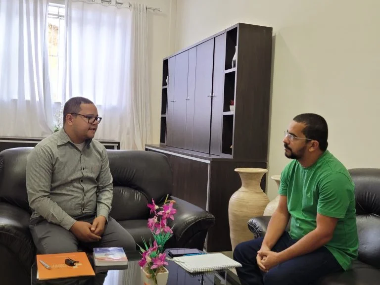 Coordenação da Juventude trata de Semana Municipal da Juventude com representante da Arquidiocese de Vitória da Conquista