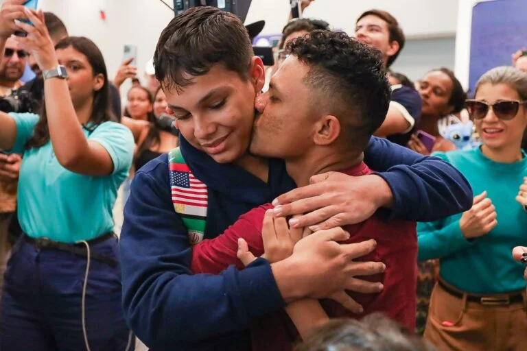 Juazeiro pelo Mundo: Com as malas cheias de histórias e muita emoção, estudantes da rede municipal retornam de intercâmbio na Inglaterra