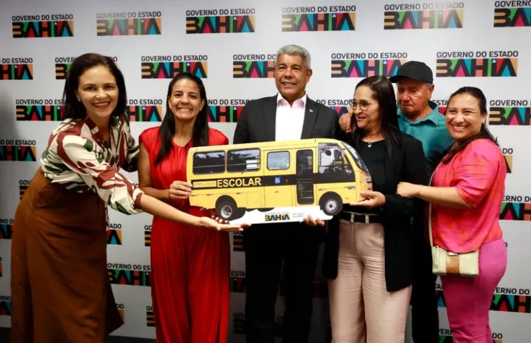 Governador entrega ônibus escolar para Palmeiras e discute investimentos no município