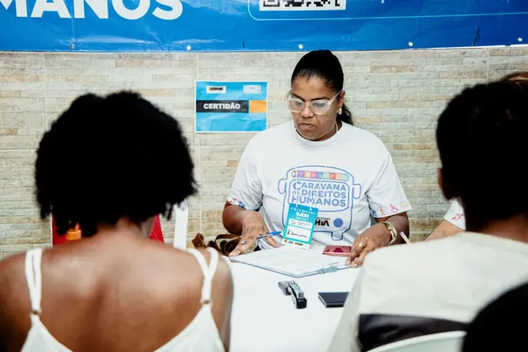 Caravana leva serviços e informações sobre direitos humanos em ação na Feira de São Joaquim