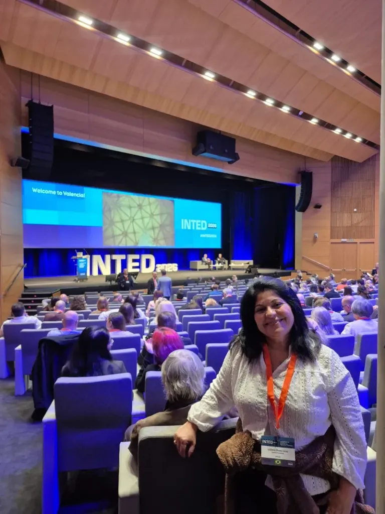 Servidora e aluna do mestrado para coordenadores pedagógicos da SEC tem artigo acadêmico apresentado na Espanha