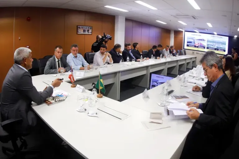 Em reunião com prefeito de Retirolândia, governador destaca investimentos de R$ 84 milhões no município e entrega veículos para…