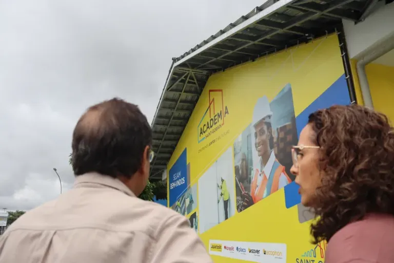 Mulheres em vulnerabilidade social recebem formação profissional para atuação com drywall