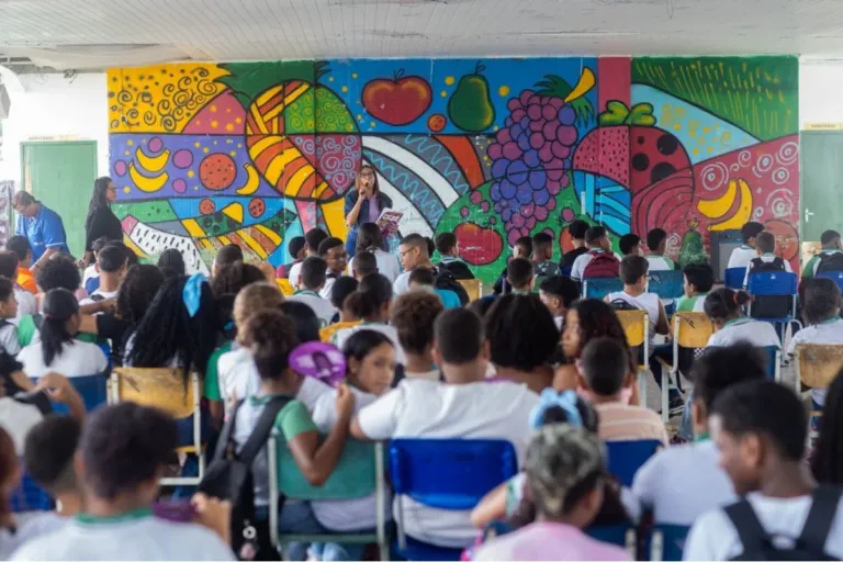 Projeto “Respeito é a Base” leva debate sobre violência contra a mulher à Escola Cosme de Farias