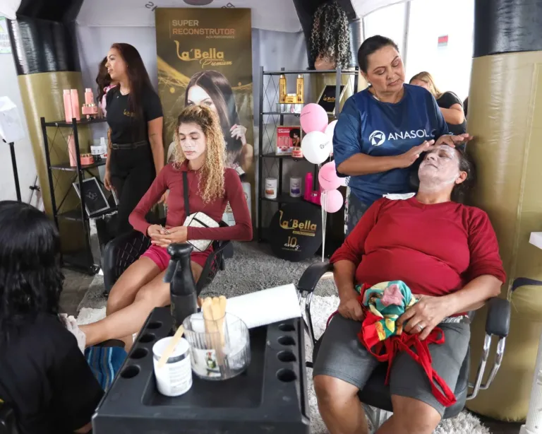 “Acabei ficando para cuidar um pouco mais de mim”, diz moradora durante Dia de Beleza no Mercado Joca de Souza Oliveira
