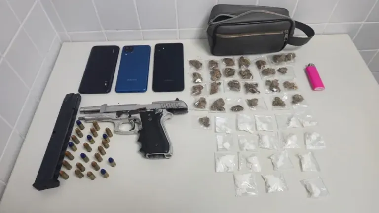 PM apreende arma de fogo, munições e drogas em Feira de Santana
