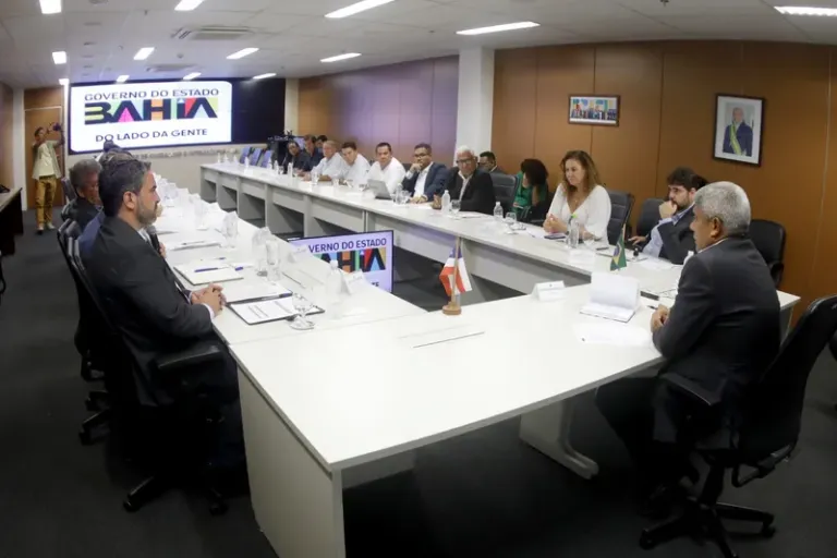 Riacho de Santana recebe ônibus escolar, ambulâncias e  pavimentação do Governo do Estado