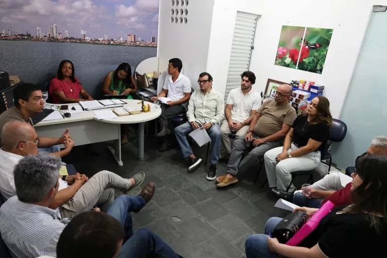 Prefeitura reúne empresários para discutir regularização de outdoors e combater poluição visual em Feira