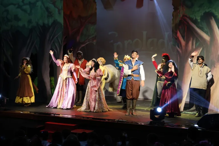 Espetáculo Enrolados encanta crianças em temporada no Teatro Margarida Ribeiro