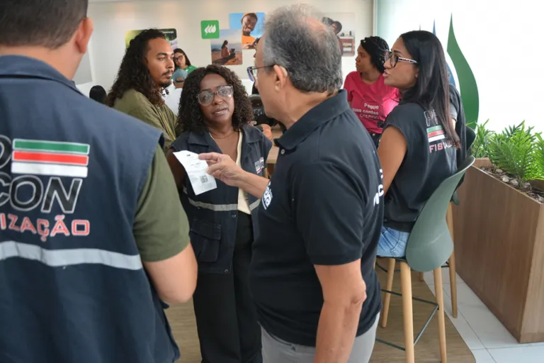 Procon fiscaliza cumprimento da “Lei dos 15 Minutos” em agência da Coelba