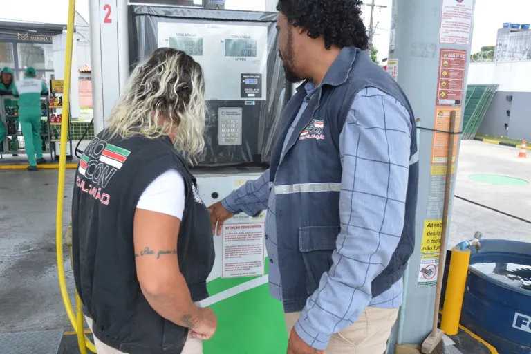 Procon fiscaliza postos de combustíveis para garantir repasse da desoneração do diesel