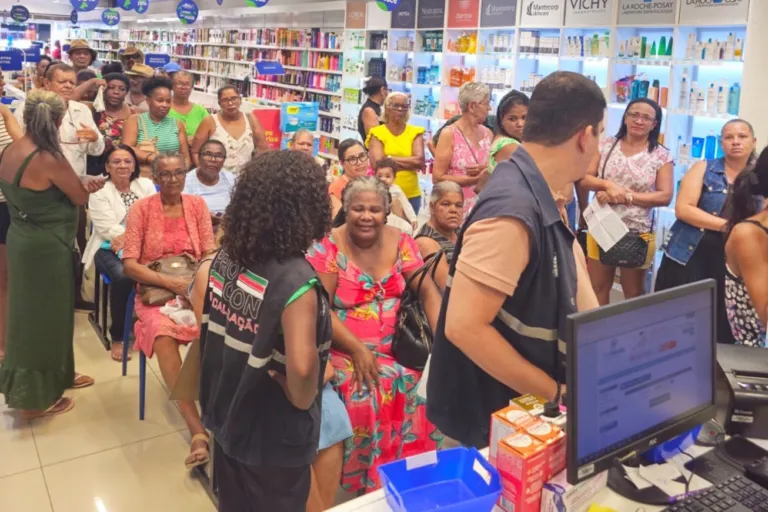 Prefeitura fiscaliza farmácias e autua estabelecimentos por irregularidades