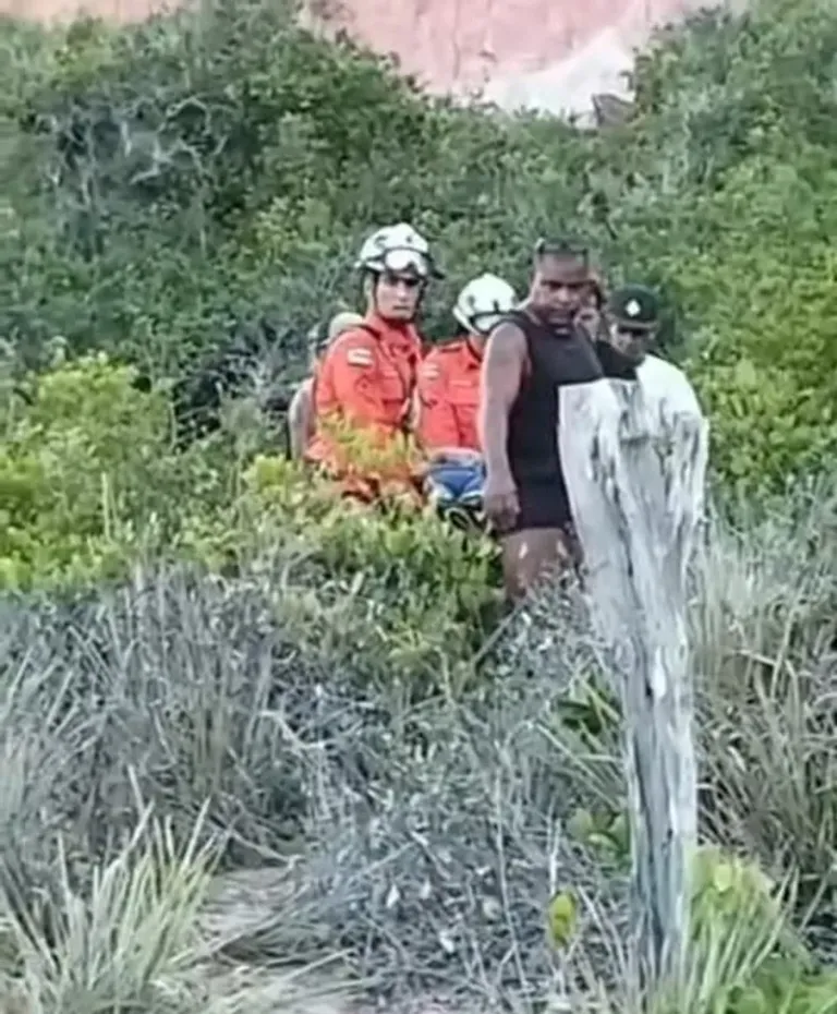 Turista é resgatado após queda de parapente nas falésias da Praia de Pitinga, em Arraial d’Ajuda