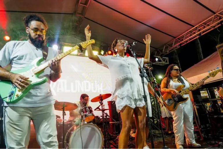 Palco Raízes e Ritmos valoriza diversidade cultural de Camaçari na primeira noite do Festival de Arembepe 2026