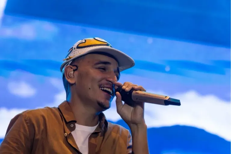 João Gomes emociona público na primeira noite do Festival de Arembepe 2026