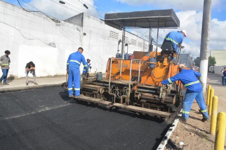 Prefeitura pavimenta duas ruas para melhorar fluxo de veículos na região do 35º BI