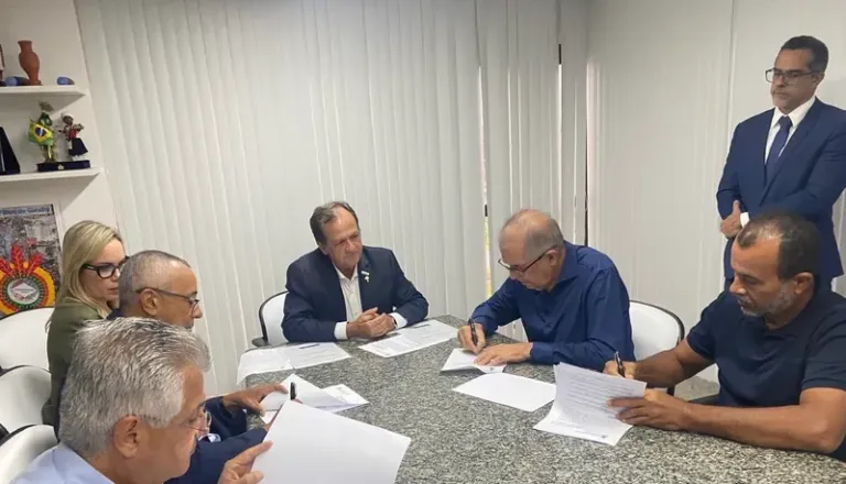 Setur-BA firma convênios para qualificar o turismo em Itaetê e Marcionílio Souza