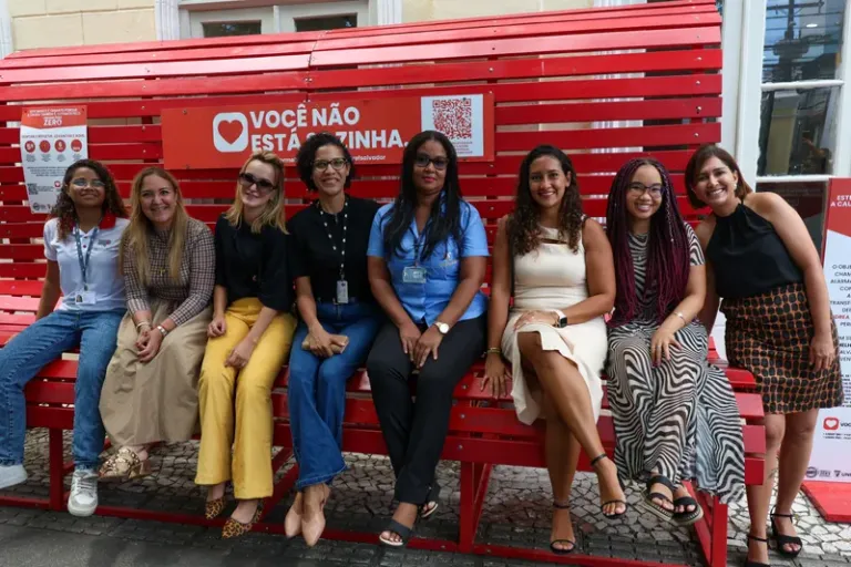 MPBA recebe ‘Banco Vermelho’ e reforça mobilização contra o feminicídio