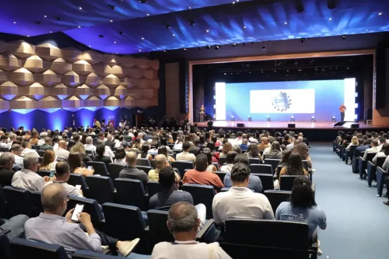 SDE participa do Cenários & Tendências 2026 e destaca potencial de Feira de Santana no comércio baiano