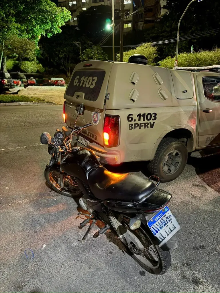 PM prende dupla e apreende simulacro de pistola após roubos a transeuntes em Stella Maris e Praia do Flamengo