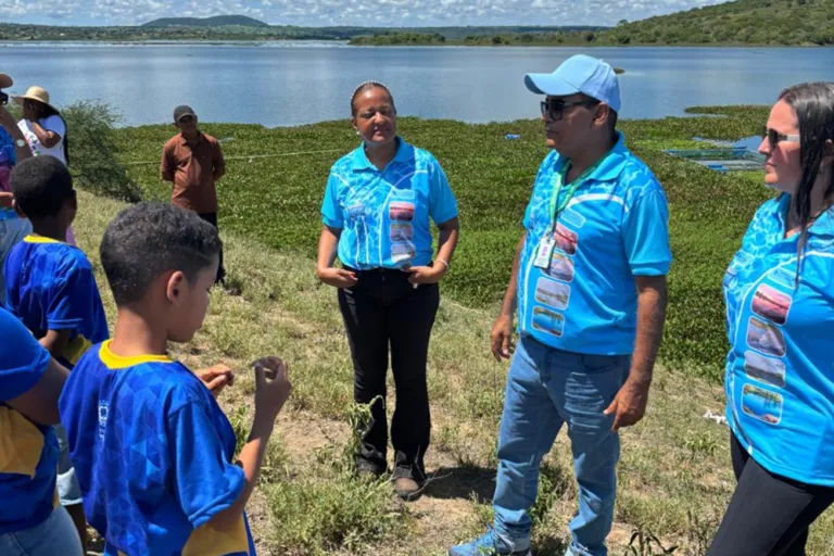 Ação educativa leva conscientização ambiental às margens dos rios em Feira de Santana