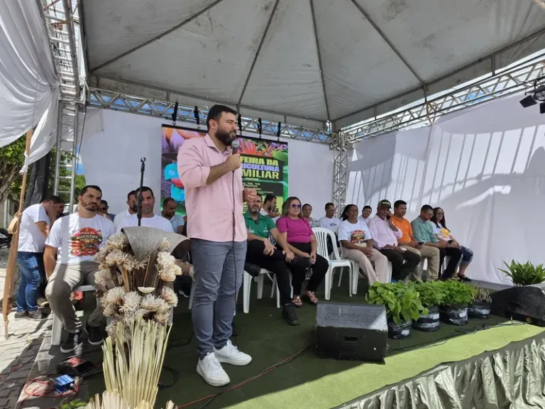 Agricultura familiar ganha reforço em Araci com entrega de mudas, equipamento de irrigação e títulos de domínio