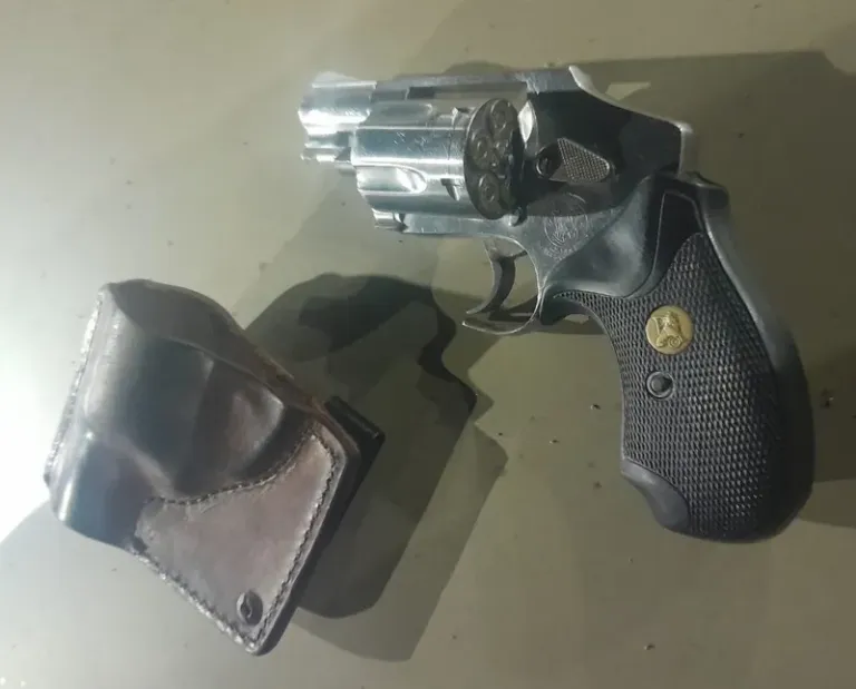 PM apreende arma de fogo após ameaça em Nazaré