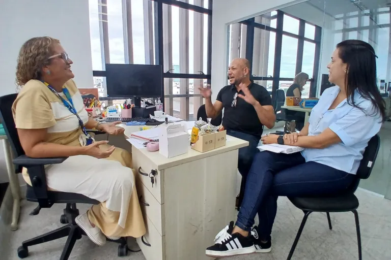 Combate à discriminação nas escolas é tema de reunião entre Secretaria da Mulher e Seduc