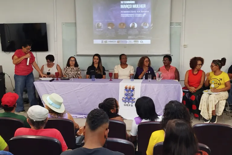 Secretaria da Mulher participa de seminário na UEFS e reforça compromisso no combate ao feminicídio