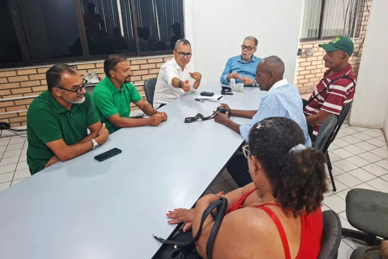 Reunião discute implantação de quiosques para fotógrafos lambe-lambe em Feira de Santana