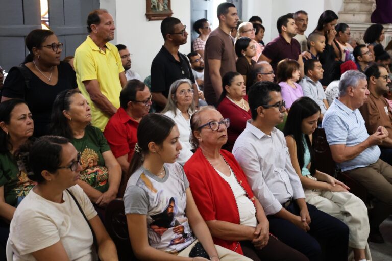 Católicos feirenses mantêm tradição da Procissão de Ramos e missa no início da Semana Santa